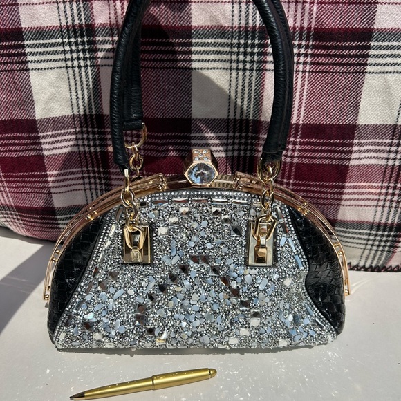 NWOT quality women’s purse! Crystals and rhinestones - Picture 5 of 9